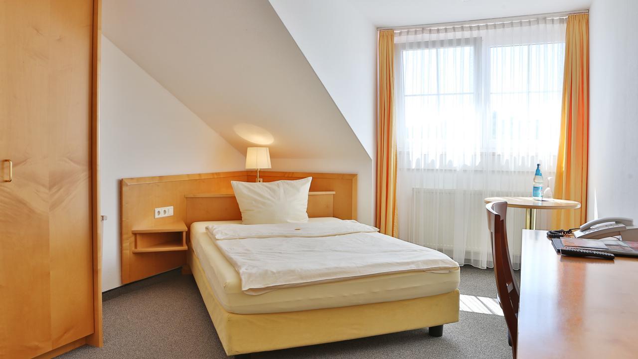Hotel Alznauer Hof Gomaringen エクステリア 写真