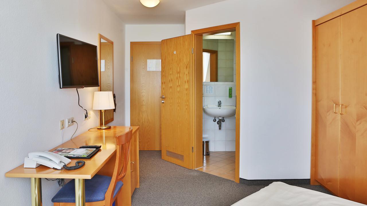 Hotel Alznauer Hof Gomaringen エクステリア 写真